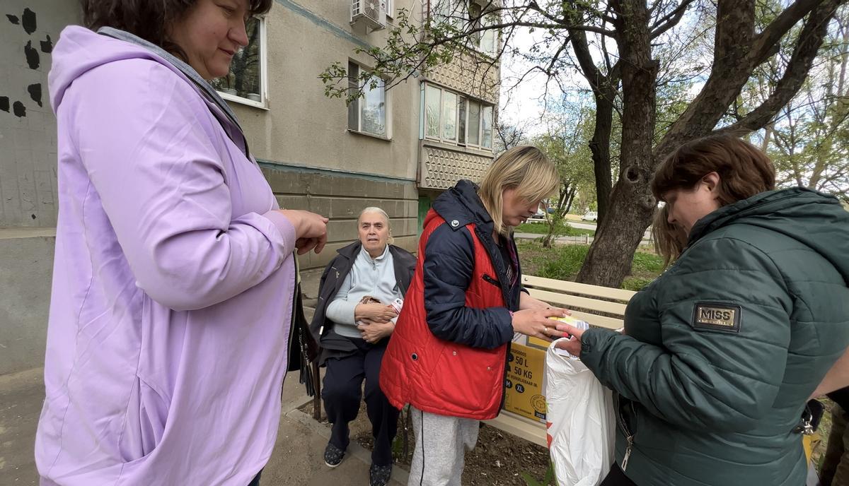 Voluntarios ayudan a compatriotas perjudicados por la guerra en Járkov (Ucrania).