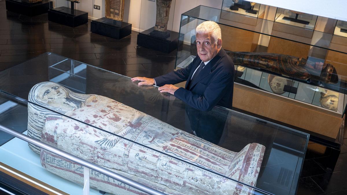 Jordi Clos, fundador del Museu Egipci de Barcelona, junto a uno de los sarcófagos de su colección.