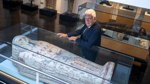 Jordi Clos, fundador del Museu Egipci de Barcelona, junto a uno de los sarcófagos de su colección.