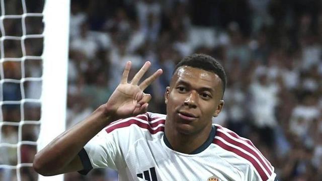 Mbappé celebra el seu tercer gol contra la Reial Societat, ahir a la nit. | KIKO HUESCA / EFE