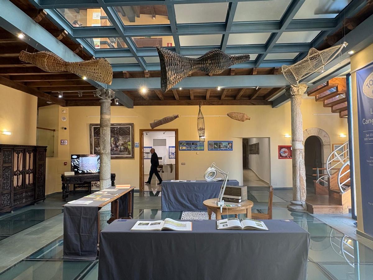 Sala central de la exposición sobre pesca en la Casa de Cultura de Cangas del Narcea.