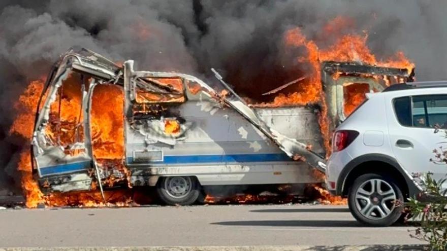 Un incendio destruye una autocaravana en el aparcamiento de Ocimax