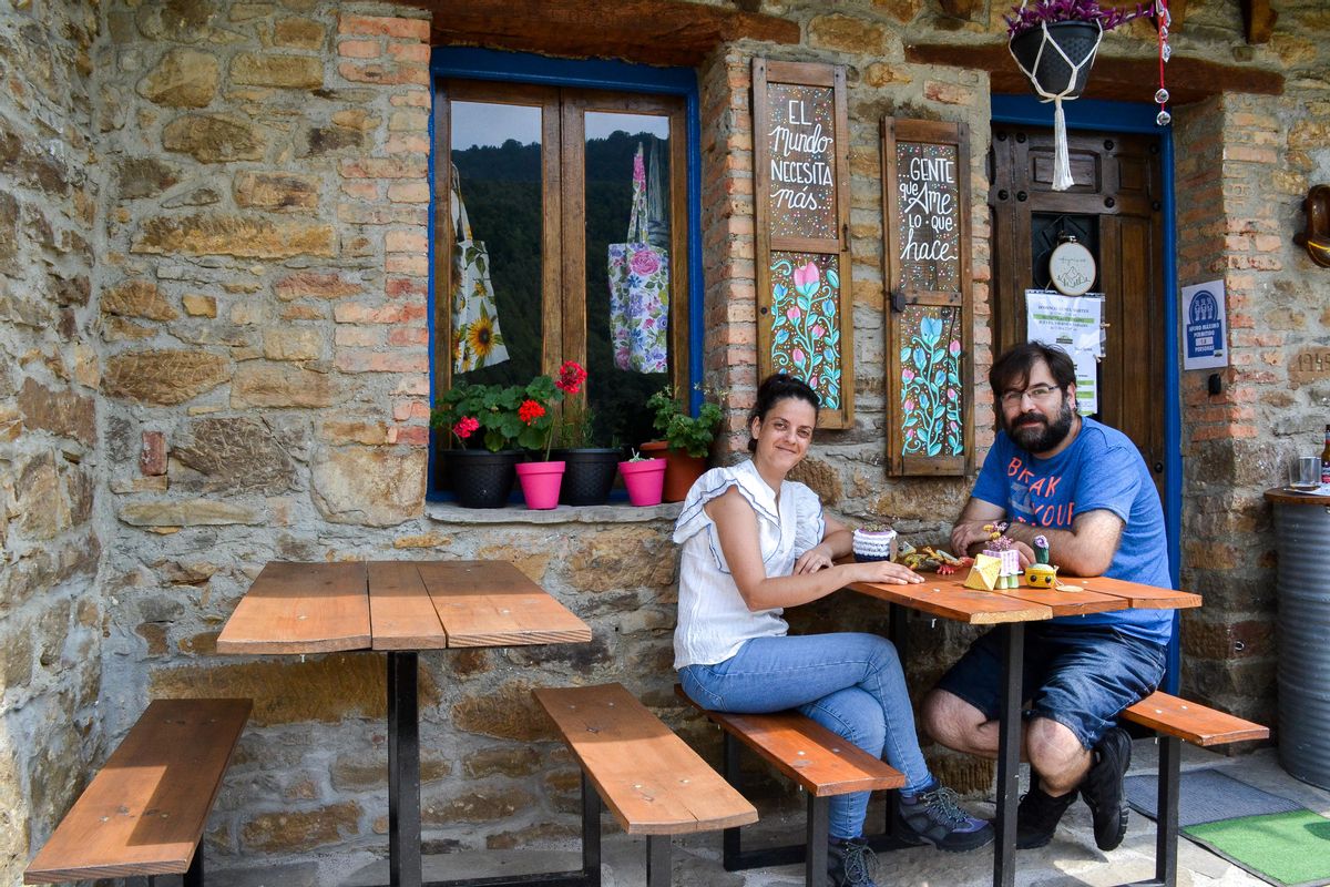 Manuel Mediavilla y Elena Rodríguez, en el exterior de su local, La Caleyuca.