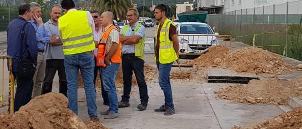 Un momento de la visita del alcalde, ayer, al polígono.