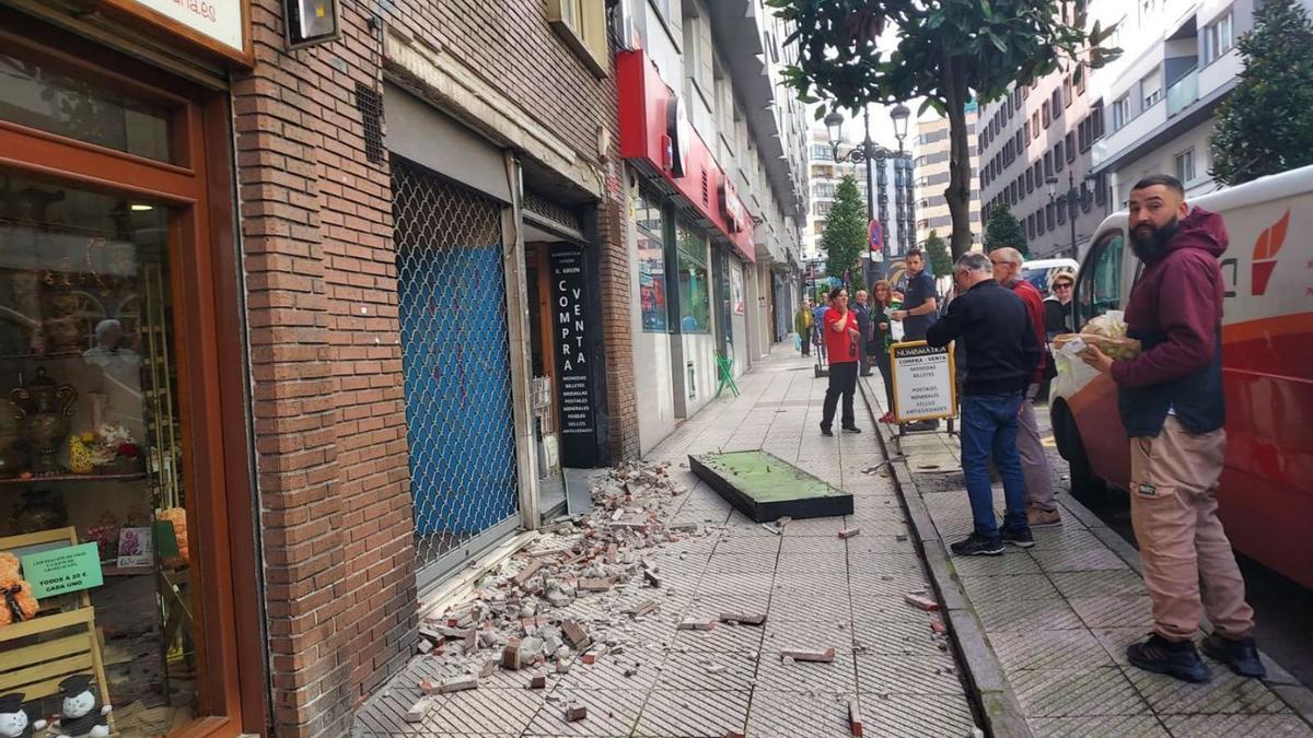 Peatones observando el material desprendido en la calle González Besada. | LNE