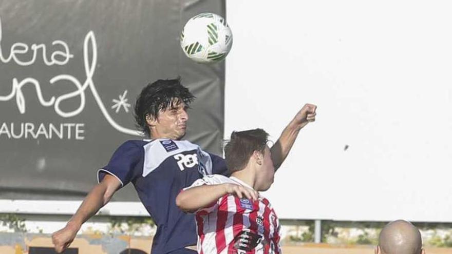 Jairo Cárcaba, el autor del gol, pelea un balón de cabeza.