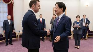 El congresista de EEUU Mike Gallagher y el presidente electo de Taiwán, Lai Ching-te, durante su encuentro este jueves en Taipéi.