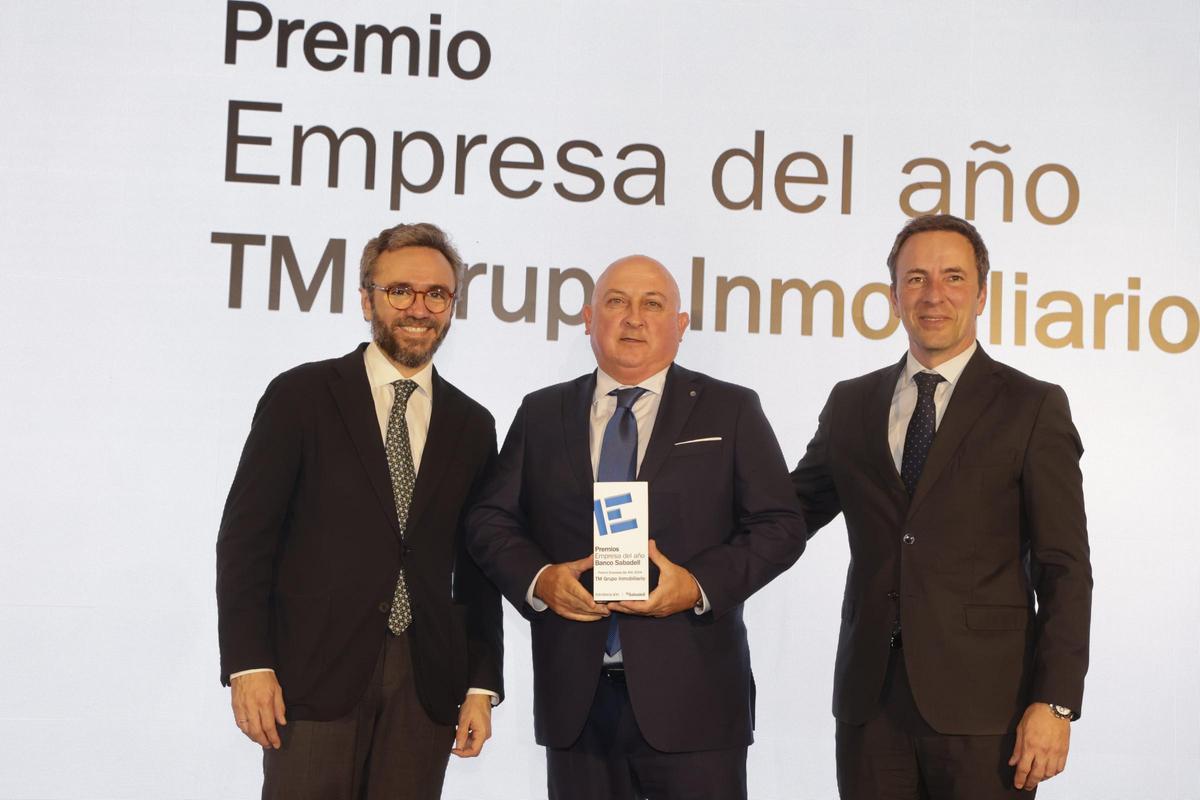 El consejero delegado de Prensa Ibérica, Aitor Moll, y Carlos Ventura, director general y director de Banca Privada de Banco Sabadell, entregan el galardón a Pablo Serna, CEO de TM Grupo Inmobiliario.