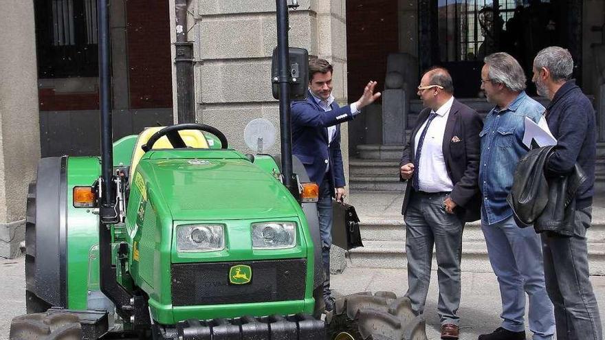 Fagúndez, Guarido y Fernández observan el nuevo tractor para el desbroce de caminos y fincas.