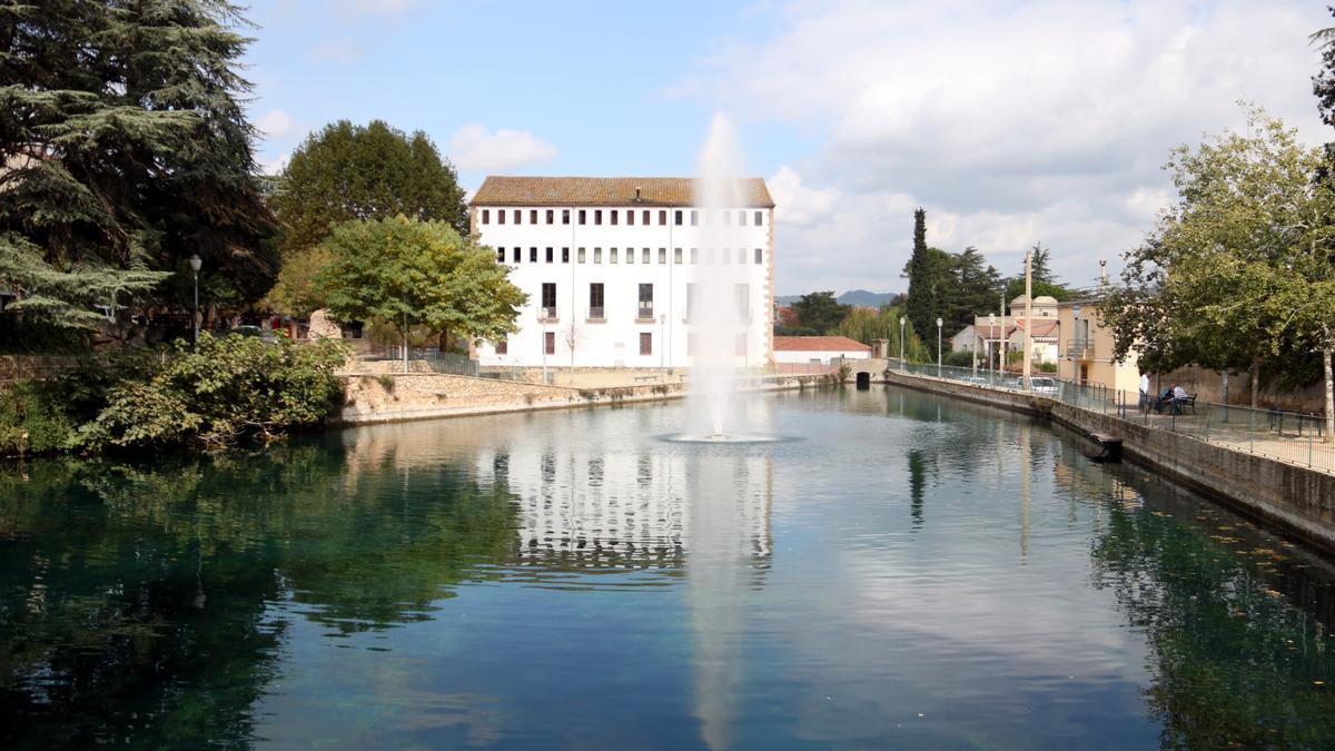 Pla obert de la bassa de Capellades i, al fons, l&#039;edifici del Museu Molí Paperer