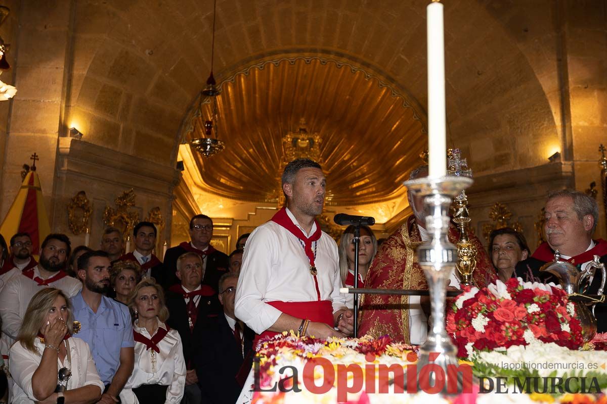 Bandeja de flores y ritual de la bendición del vino en las Fiestas de Caravaca