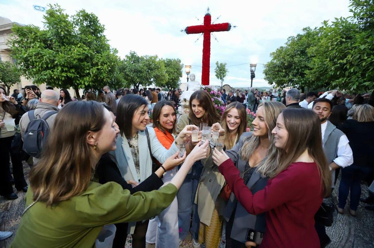 La noche toma el protagonismo en el inicio de las Cruces de MayoGALERIA CORDOBA EN