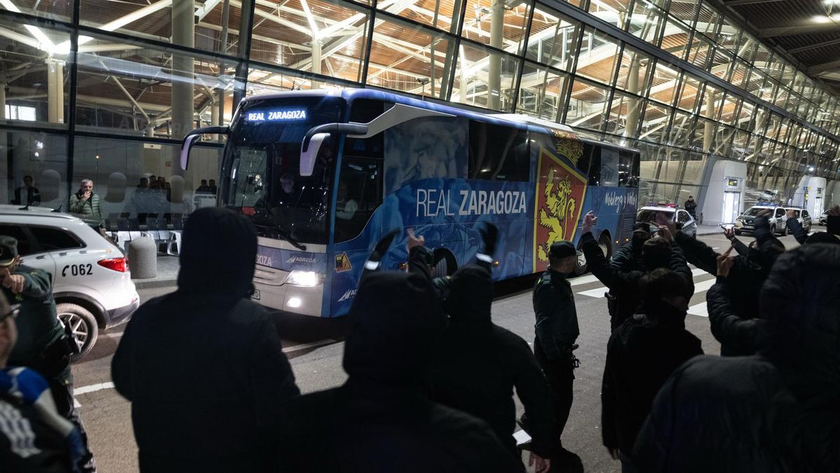 VÍDEO: Alta tensión en el recibimiento de la afición del Real Zaragoza a la plantilla tras la derrota en Almería