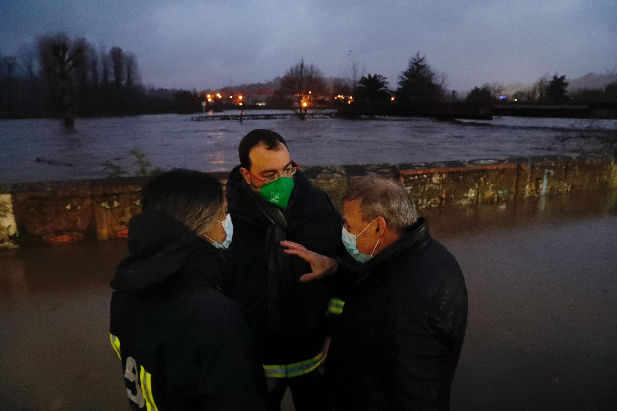 El temporal en Asturias: el presidente regional, Adrián Barbón, en Arriondas