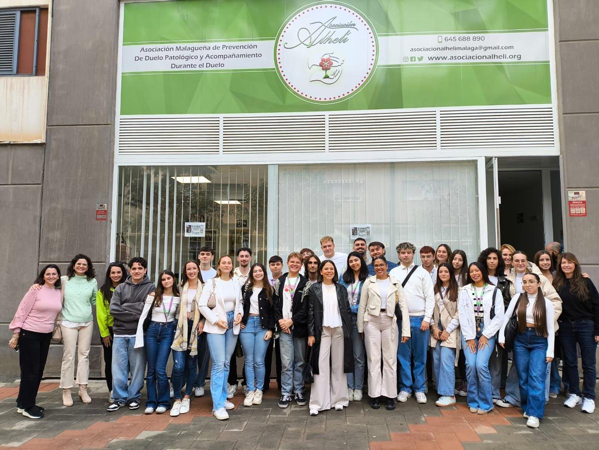 El alumnado del IES Miguel Romero Esteo en una visita este curso a la Asociación Alhelí de Málaga.