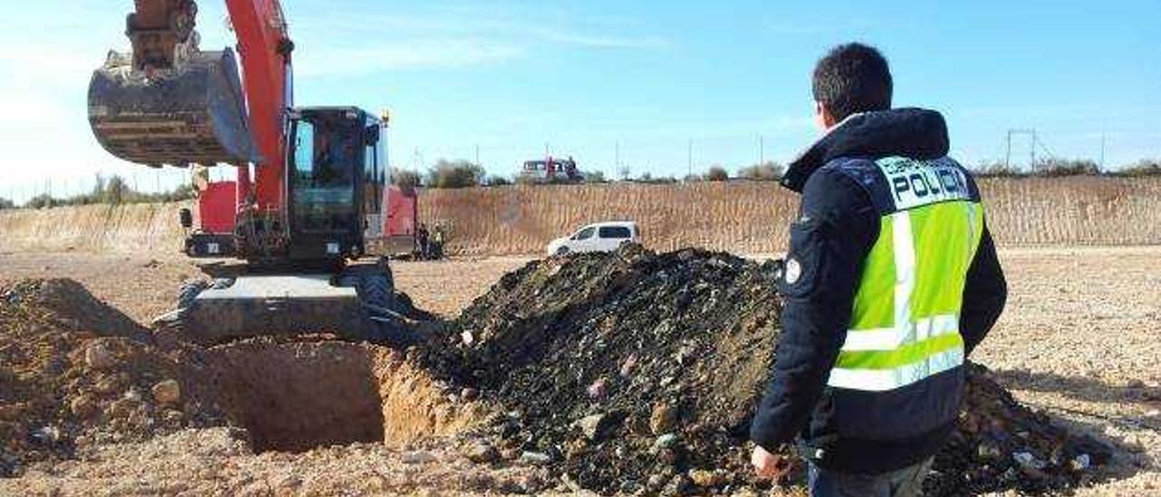 Una imagen de 2011 cuando las palas comenzaron a destapar la basura enterrada en La Murada.