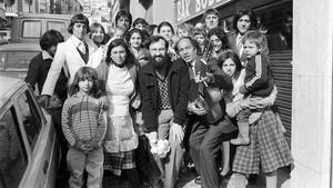 Retrato de la familia de los Porrina, antiguos residentes de la barriada chabolista de La Perona, en los años 80. El patriarca aparece tocando la guitarra.