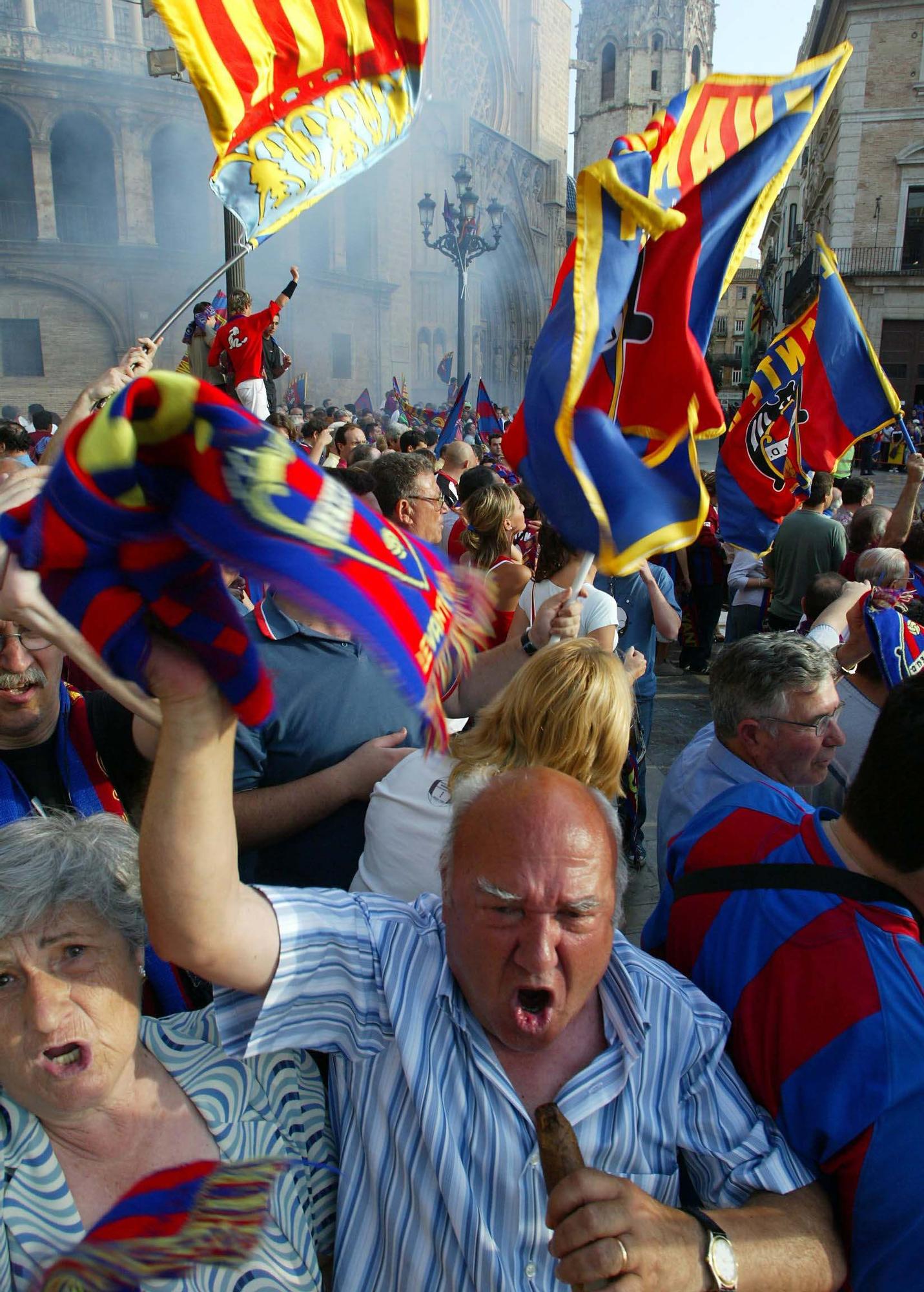 Rememora anteriores ascensos del Levante con imágenes ya históricas