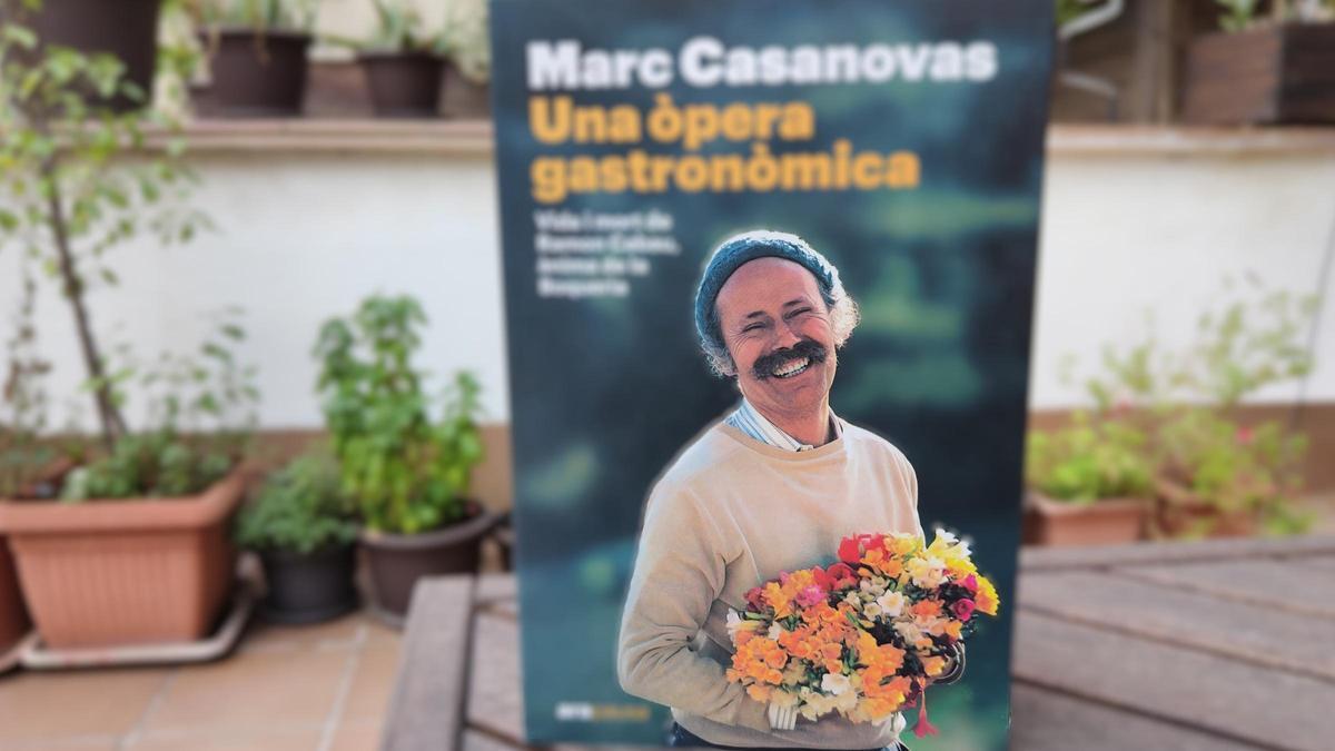 La portada del libro 'Una òpera gastronòmica' sobre Ramon Cabau, escrito por Marc Casanovas.
