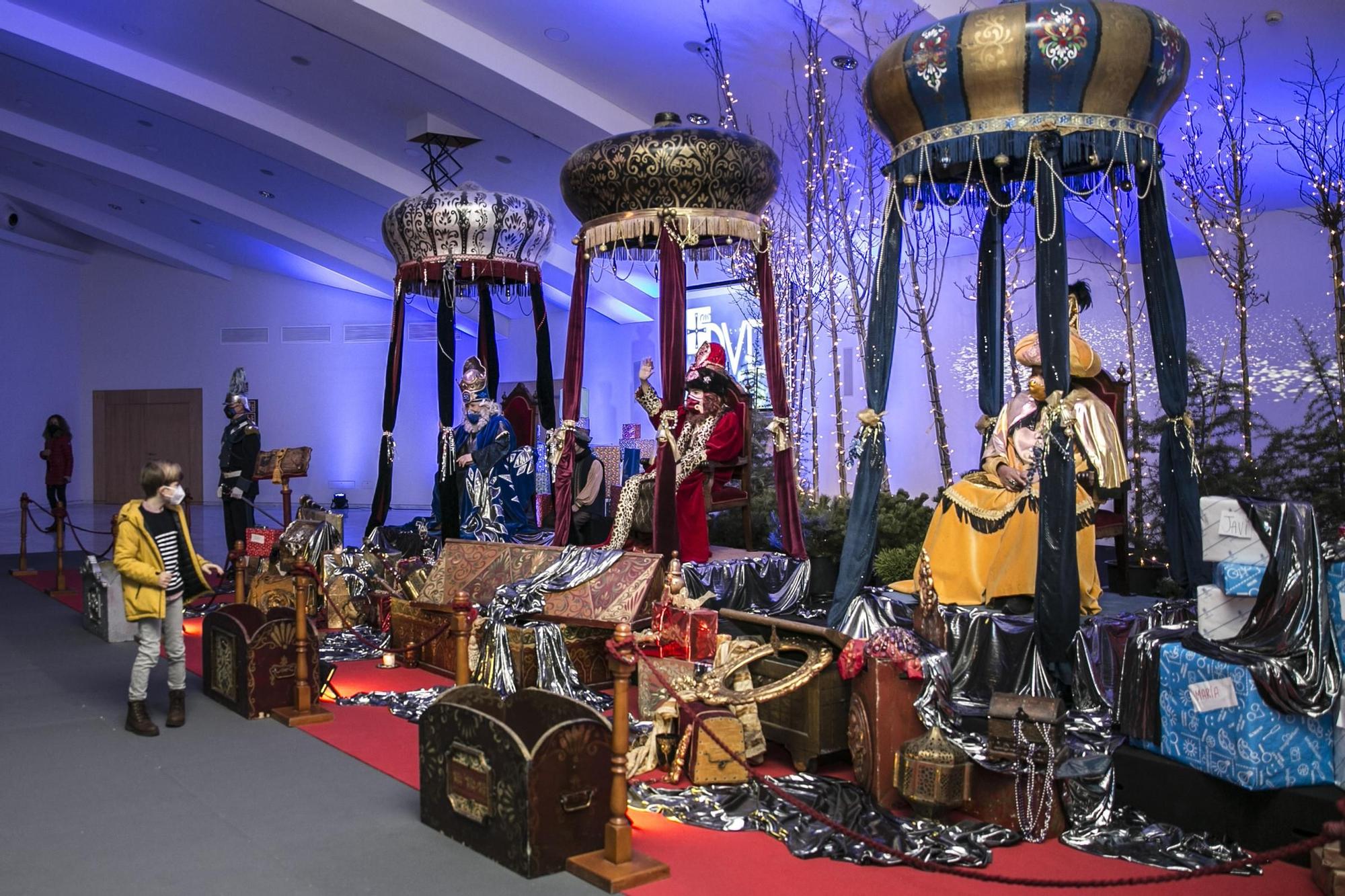 Los Reyes Magos visitan a los niños de Oviedo