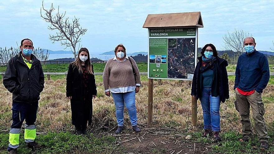 Representantes de los comuneros y del Concello, en Varalonga.  | // FDV