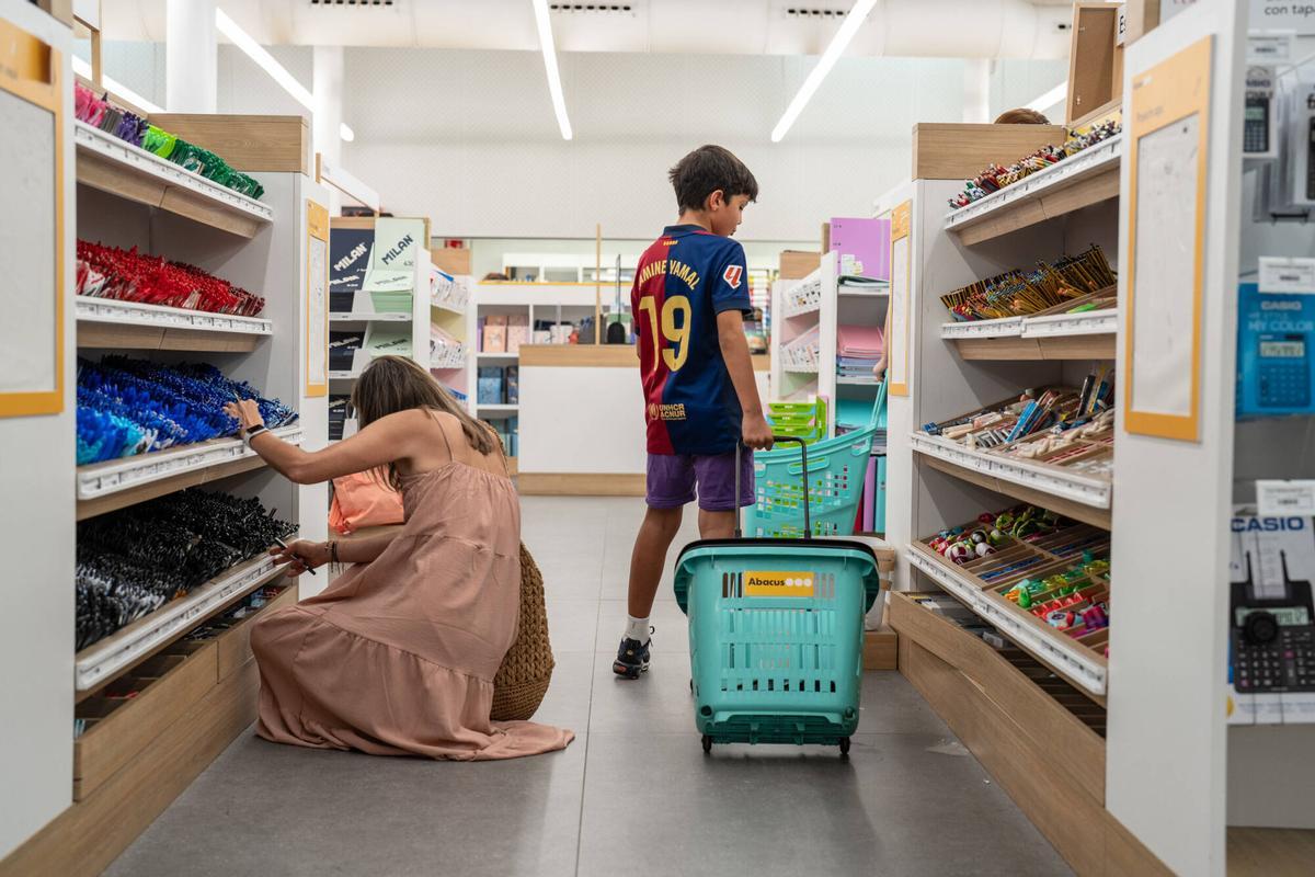 BARCELONA 27/08/2024  Sociedad.  Compra de libros y material escolar para la vuelta al cole  en Abacus.        FOTO de ZOWY VOETEN