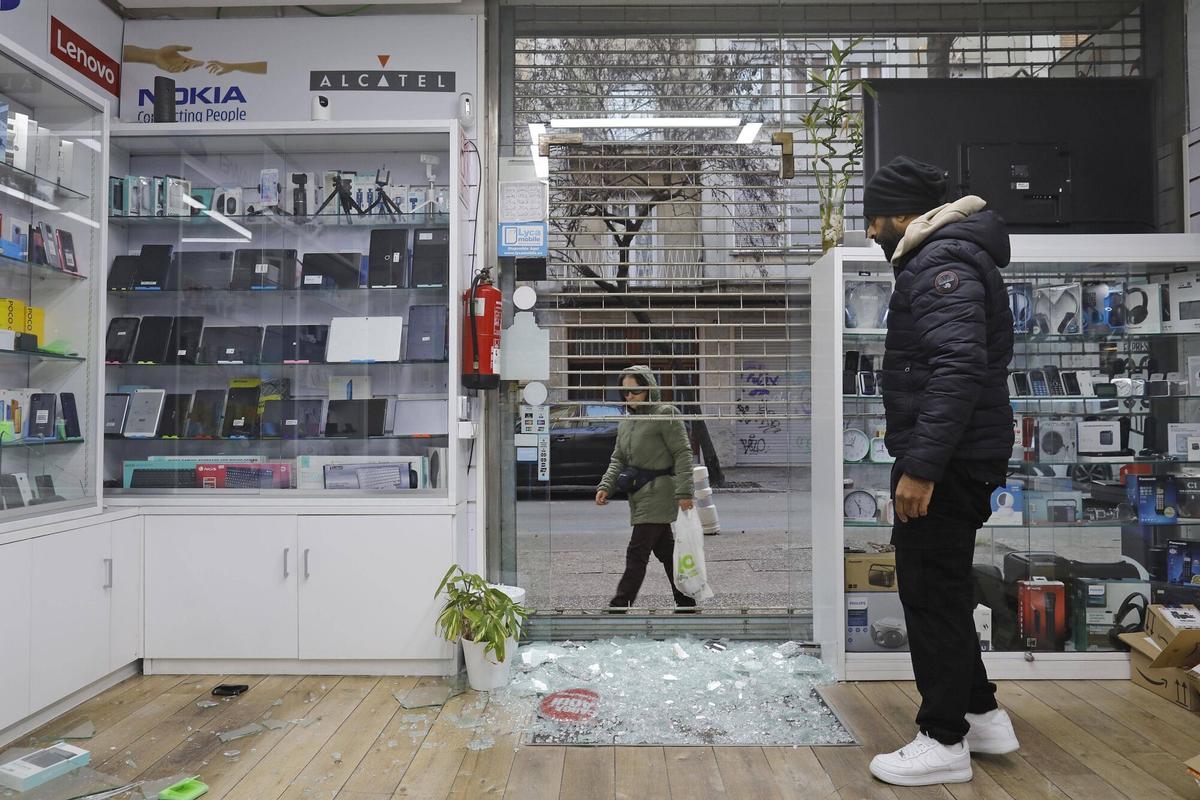 Girona. Carrer Joan Maragall 50. Robatori botiga de telefons mobils Sky Tec.