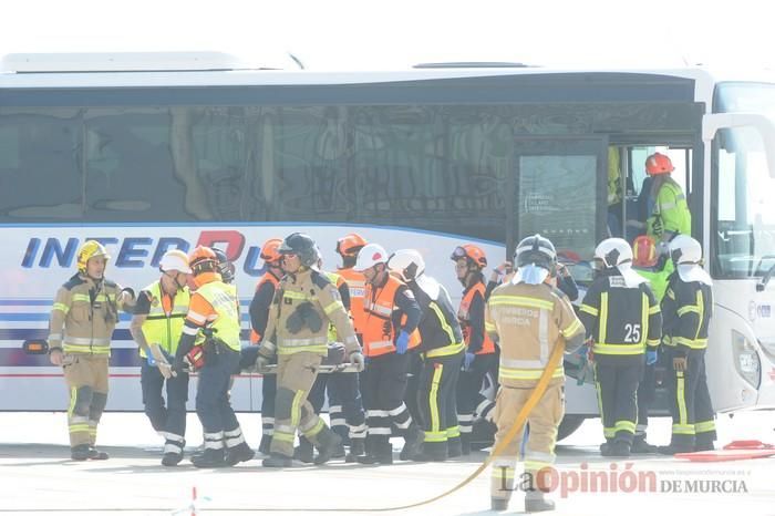 Simulan un accidente aéreo en aeropuerto