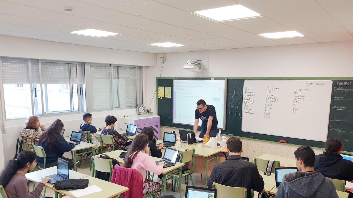 Un profesor da clase en un aula de Vigo