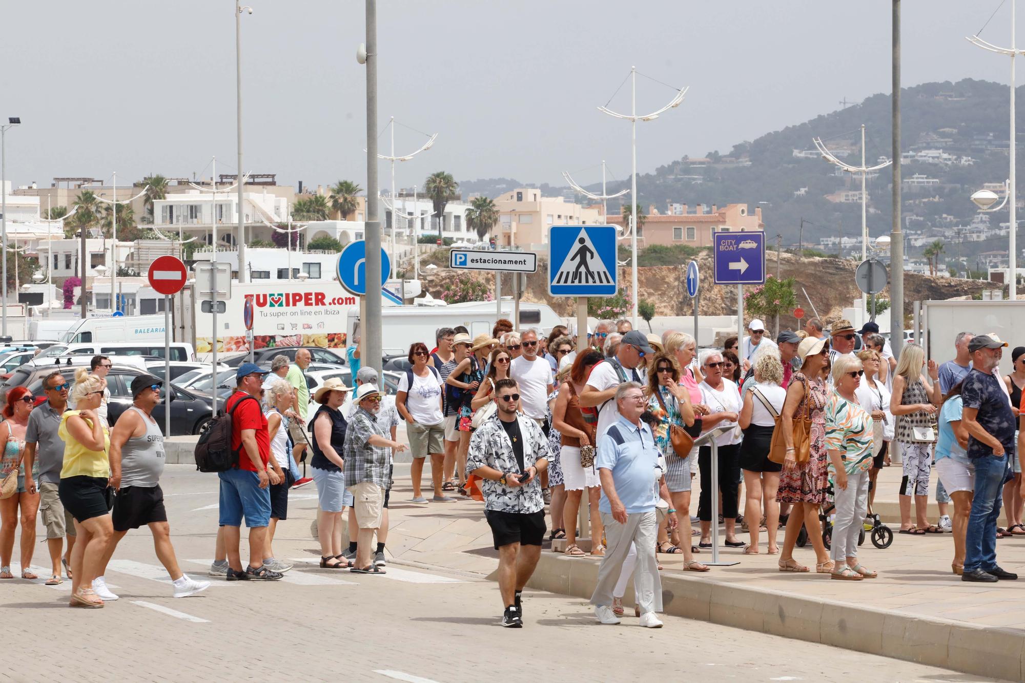 Galería de imágenes de la llegada de turistas a la nueva estación marítima de Botafoch