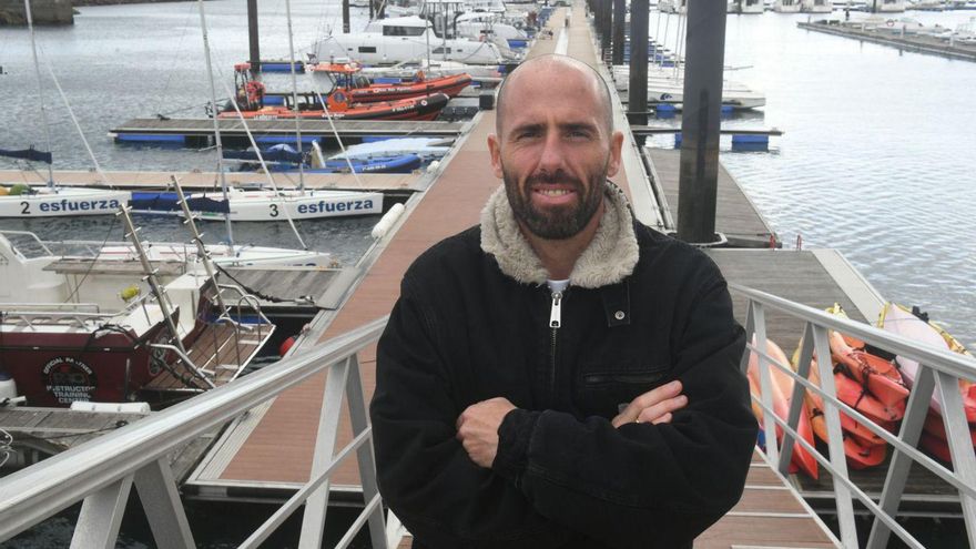 Pichis Pardo, director de Marina Coruña, en el pantalán del club.