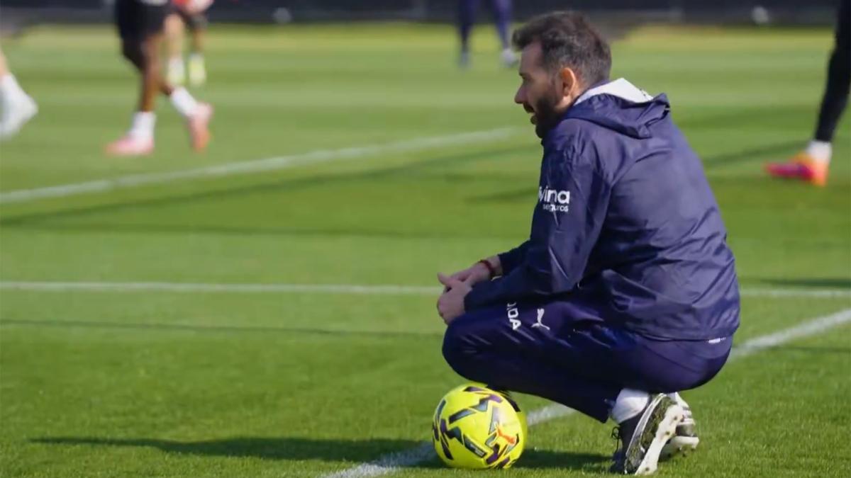 Corberán, de cuclillas durante un entrenamiento del Valencia CF
