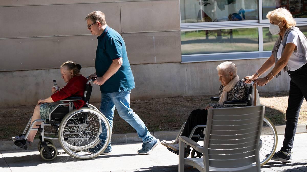 Residentes de la Residencia Feixa Llarga Laia González durante la campaña de vacunación.