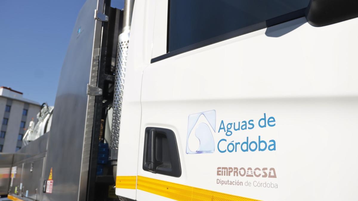 ECamión de Emproacsa con el logotipo de la empresa provincial de aguas de Córdoba.