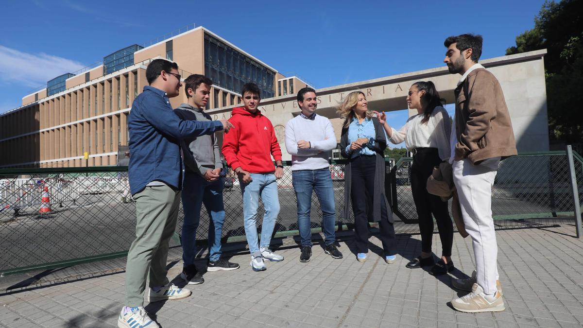 Darío Villagrasa y Mar Vaquero conversan junto a los alumnos en la entrada de la Universidad de Zaragoza.