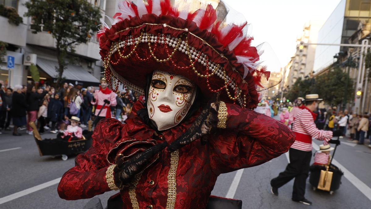 Máscaras, plumas y mucho brillo para disfrutar del fantástico mundo del entroido