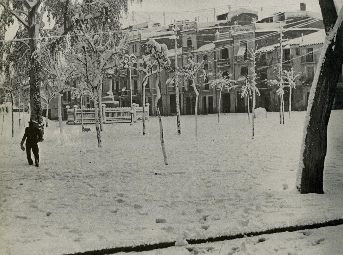NEVADA DEL 17 DE ENERO DEL DE 1946. INSOLITO ASPECTO DE LA PLAZA DEL REY EN CASTELLON. TODAVIA QUEDAN REFUGIOS ANTIAEREOS EN PIE. EL AUTOR DE LA FOTO ES TOMAS MAS USO - FOTOS EXTRAIDAS DEL LIBRO CASTELLON 1881 1980 DE JAVIER CAMPOS VILANOVA. FOTOS ANTIGUAS NEVADAS PROVINCIA CASTELLON. NIEVE