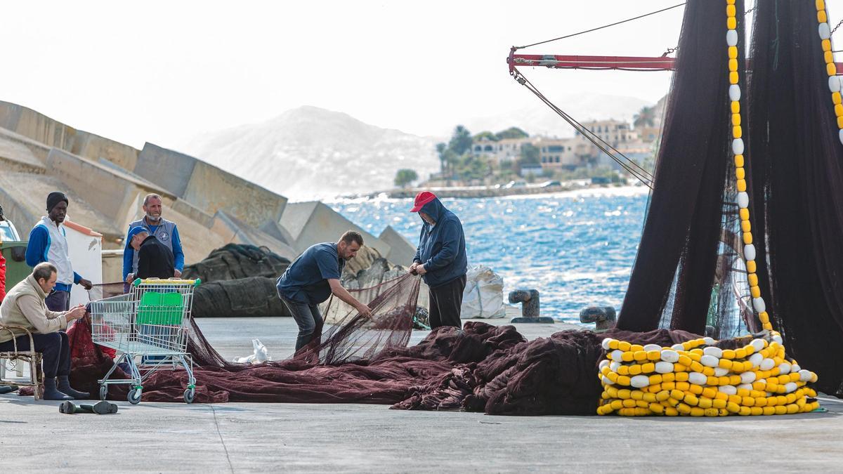 En mar y en tierra. La actividad genera empleo en el mar y también en tierra. Al trabajo de captura de los pescadores se une el de los operarios de las lonjas, artesanos que preparan las redes o astilleros que ponen a punto los barcos para salir a faenar.