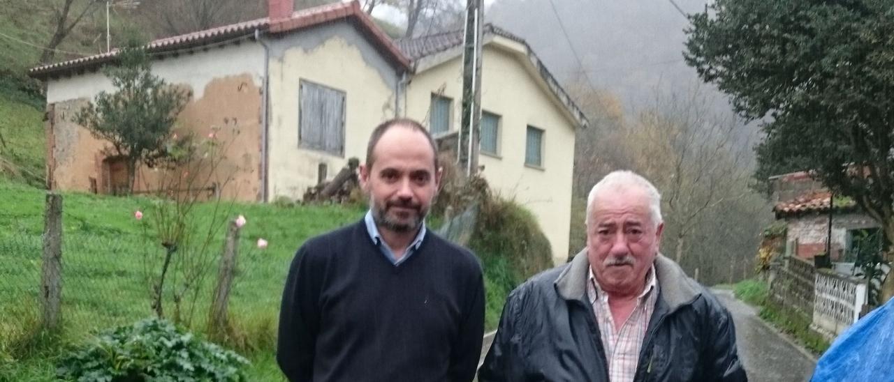 A la derecha, Alejandro Calleja y  Salvador Rujas, delante de la antigua casa de máquinas de la mina La Real. Reproducción de  Paula Fernández