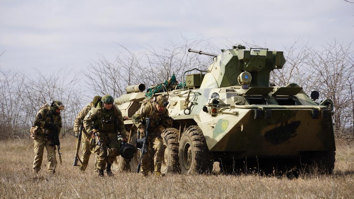 Soldados del 128 Batallón de la Defensa Civil de Ucrania en un entrenamiento no lejos del río Dniéper.