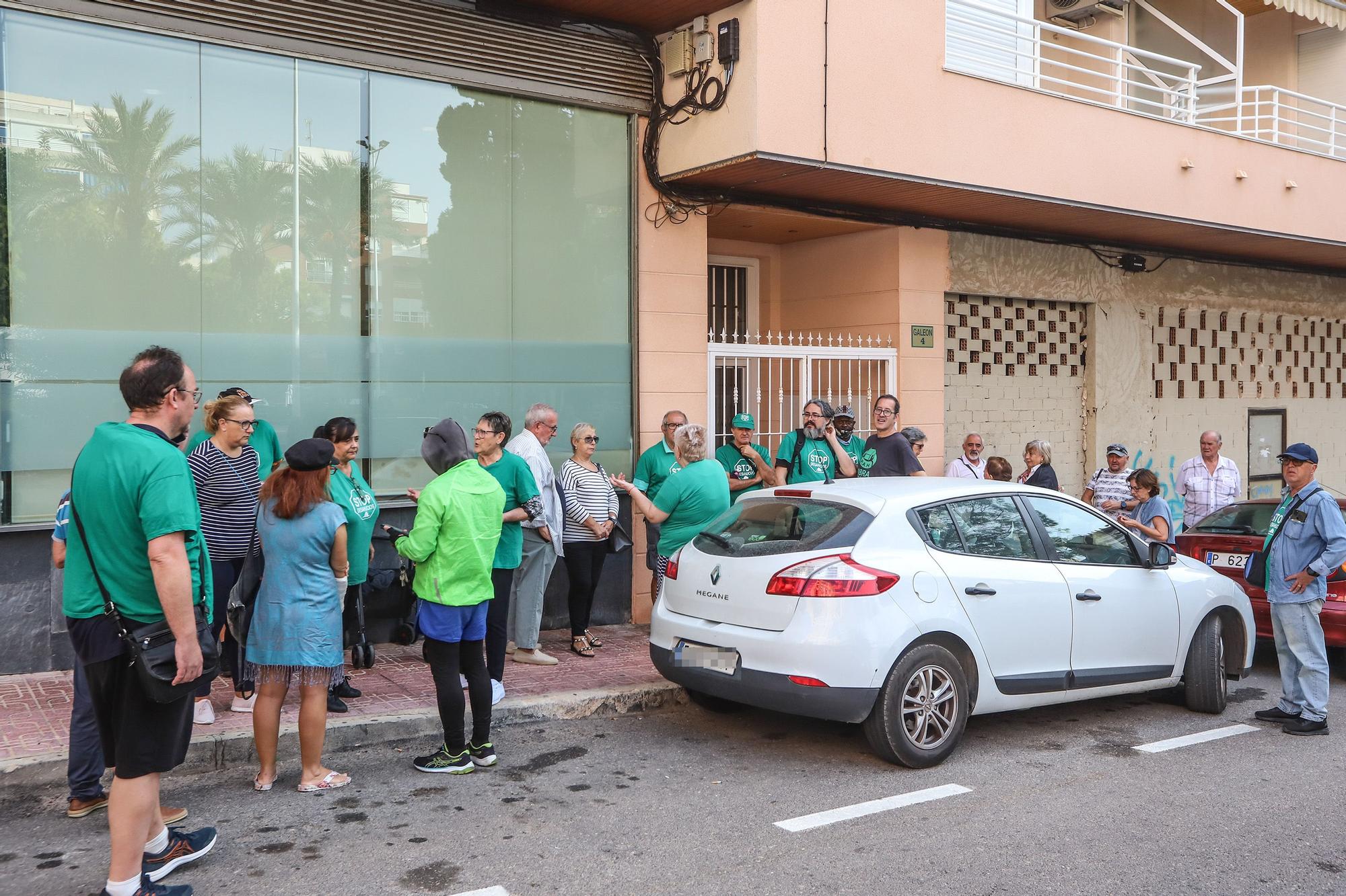 La PAH frena en Torrevieja un desahucio de una familia vulnerable con dos menores