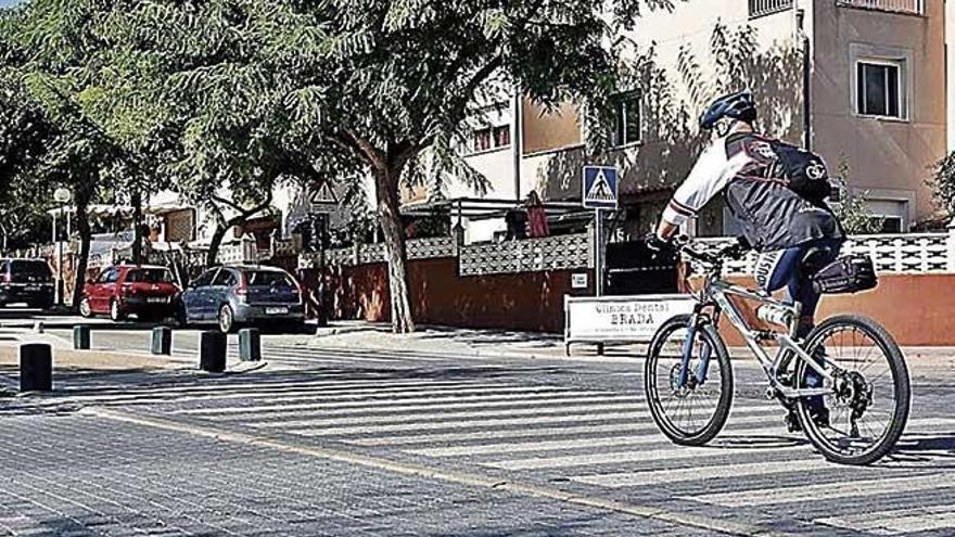 Un ciclista atraviesa un paso de peatones en el Passeig CalviÃ .