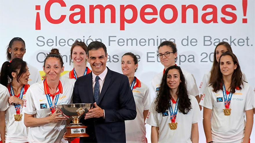 La selección femenina de baloncesto recibe un homenaje tras ganar el Eurobasket