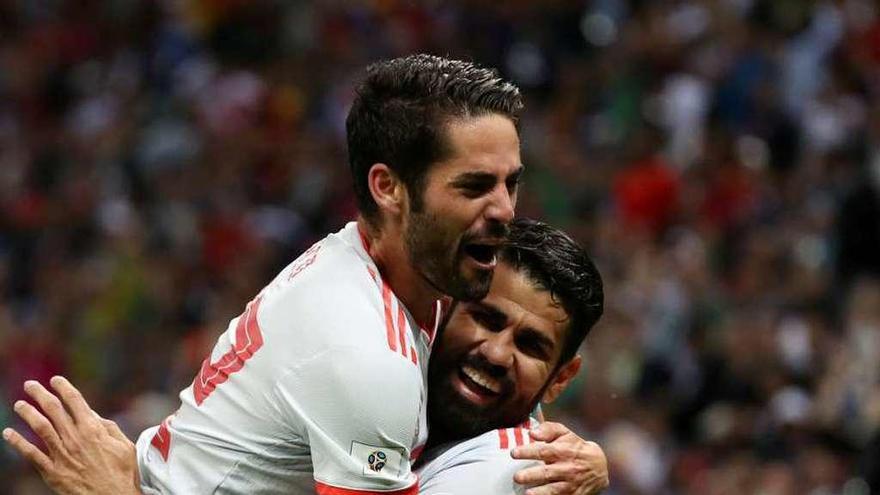 Isco se abraza a Diego Costa tras el gol del delantero a Irán.