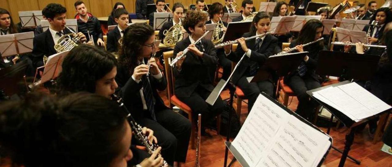 Música en beneficio de la Fundación Josep Carreras  |  Vila de Cruces vuelve a volcarse con la Fundación Josep Carreras. Tanto en las Navidades de 2014 como el pasado 19 de este mes, el monasterio de Camanzo acogió un recital navideño con la coral del mismo nombre, y cuya recaudación se entregó a la citada entidad para continuar con sus investigaciones sobre la leucemia. El mismo fin tuvo el concierto que ofrecieron ayer en el auditorio Xosé Casal la Banda de Música Santa Cruz de Ribadulla y Unión Musical Ponteledesma, acompañadas por dicha coral y la soprano Noa Outomuro.