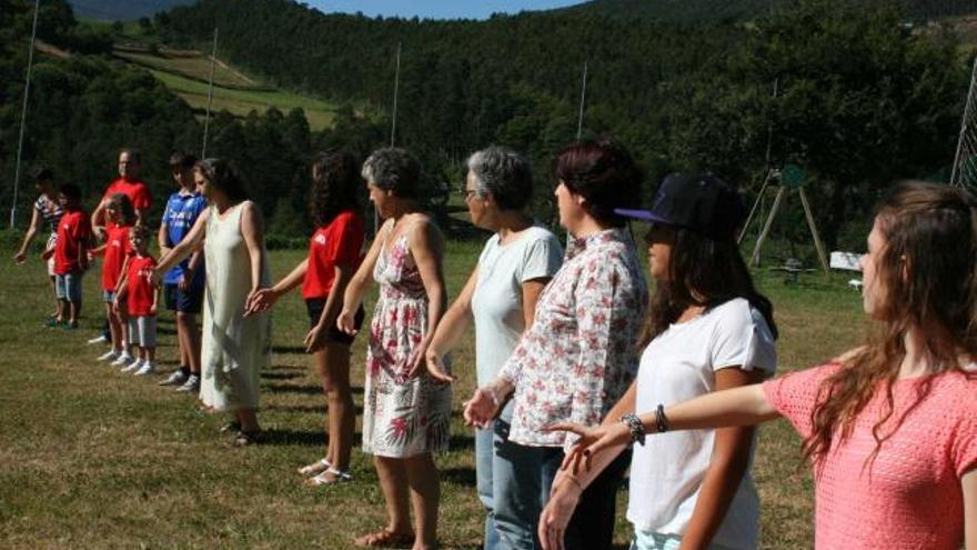 Los integrantes del «Conjunto Festival» calientan la voz antes de iniciar los ensayos.