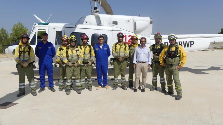 El consejero de Presidencia visitó al equipo de lucha contra incendios forestales.