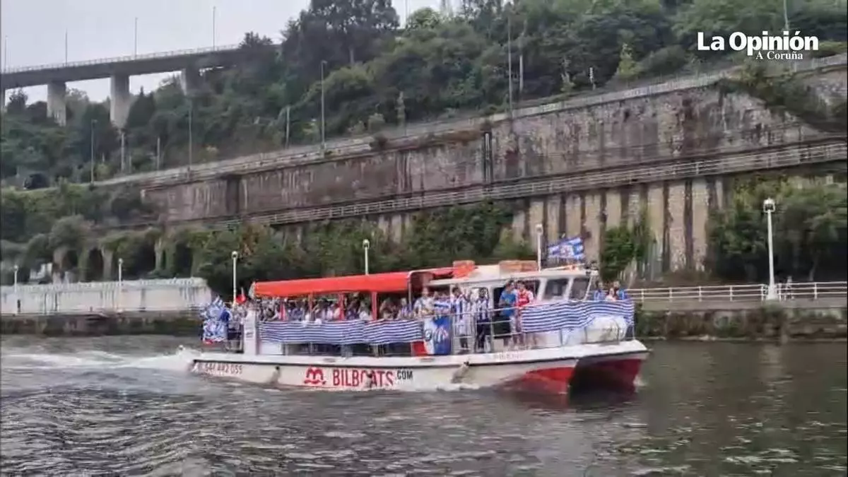 Dos gabarras del Deportivo surcan la ría de Bilbao con más de 100 deportivistas a bordo: "Se nos fue de las manos"