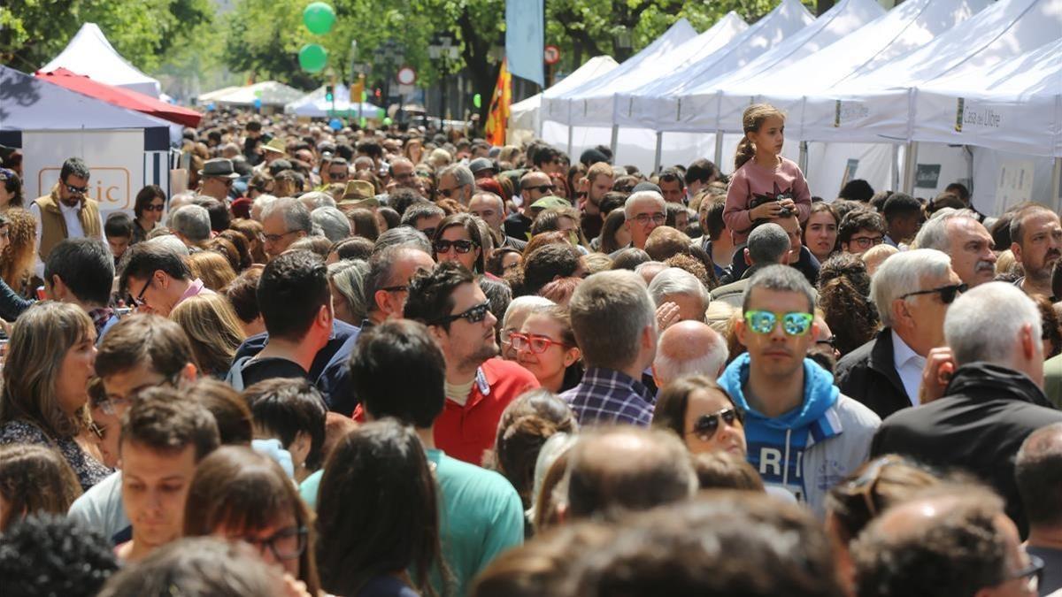 Aglomeración en la Rambla Catalunya, el día de Sant Jordi del 2017.