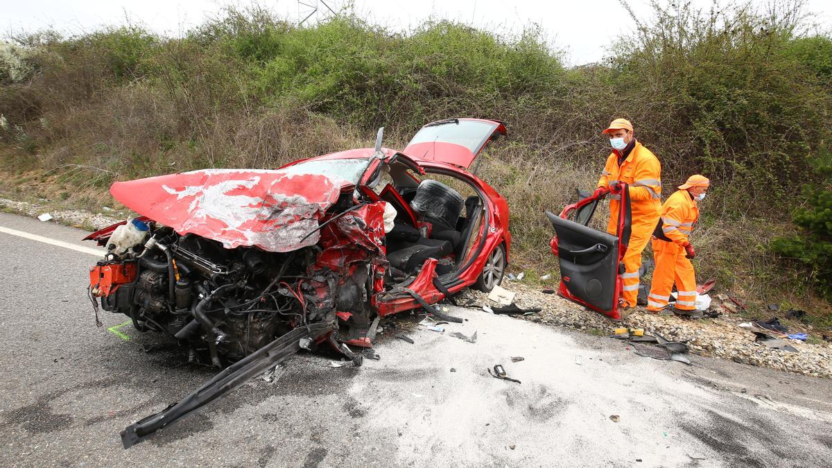 Estado en el que quedó uno de los vehículos siniestrados en el accidente de tráfico ocurrido en Rodanillo (León).